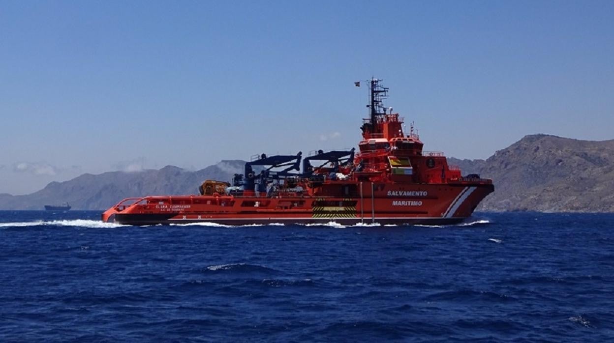 Rescatan a 41 personas en una patera que intentaba alcanzar la playa de El Palmar