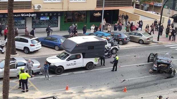 Accidente por colisión múltiple en la Avenida en Cádiz