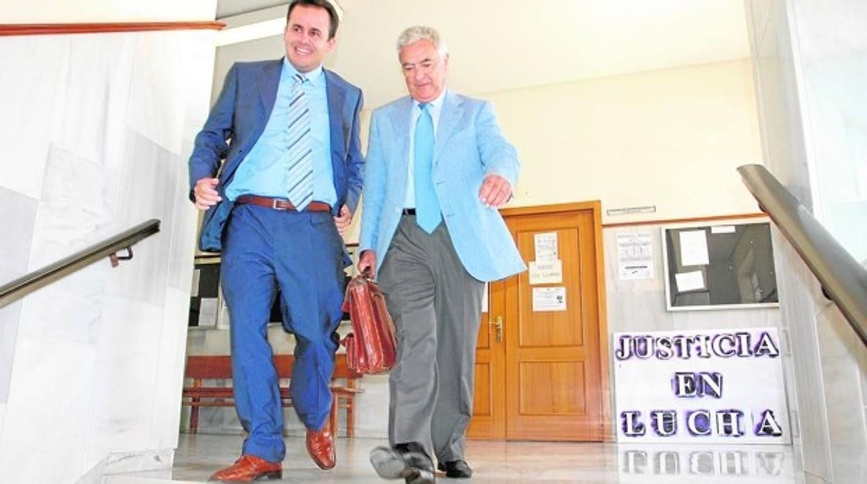 Manuel García Gallardo, a la izquierda, junto a su abogado, tras declarar en un juzgado gaditano por el caso 'Quality Food'.