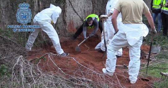 Los agentes cavan para desenterrar el cuerpo sin vida de Yana en Alzira.