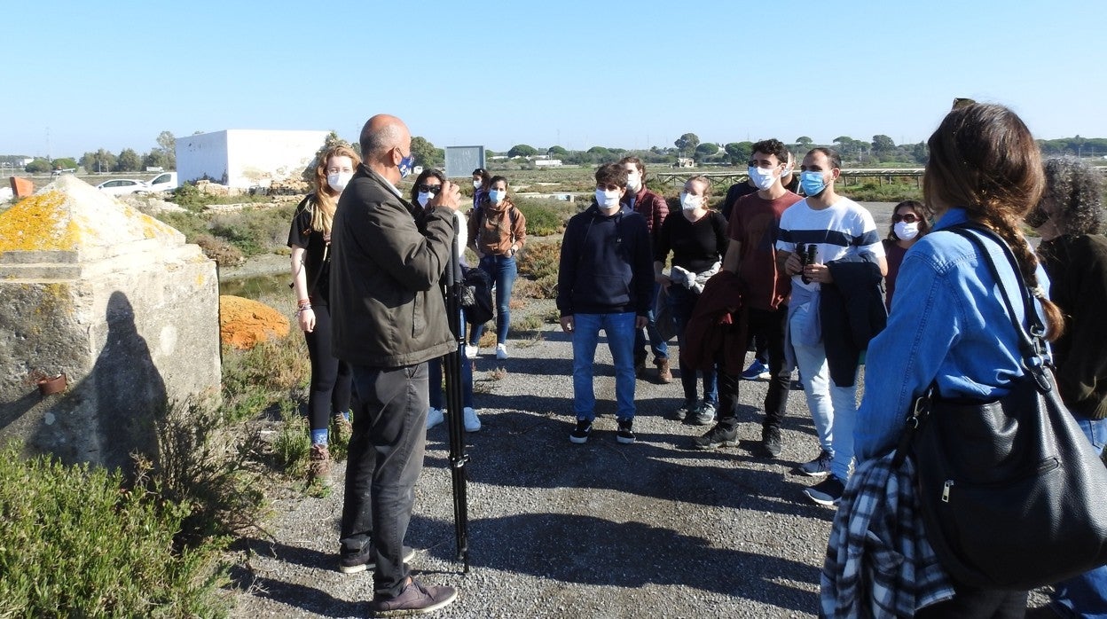 Visita a los Servicios Centrales de Investigación en Salinas 'La Esperanza' en Puerto Real