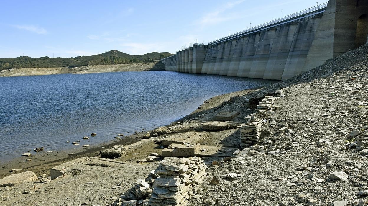 Imagen actual del pantano de Aracena, uno de los que abastecen de agua a Sevilla y su área metropolitana