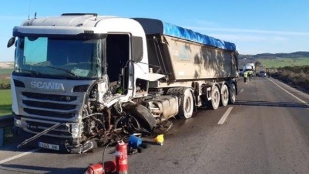 Muere en un accidente en Arcos tras chocar un turismo y un camión