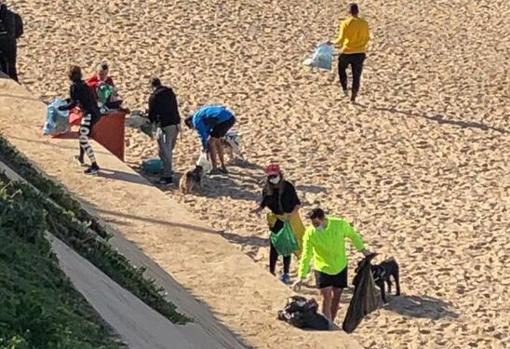 Los vecinos recogiendo la basura.