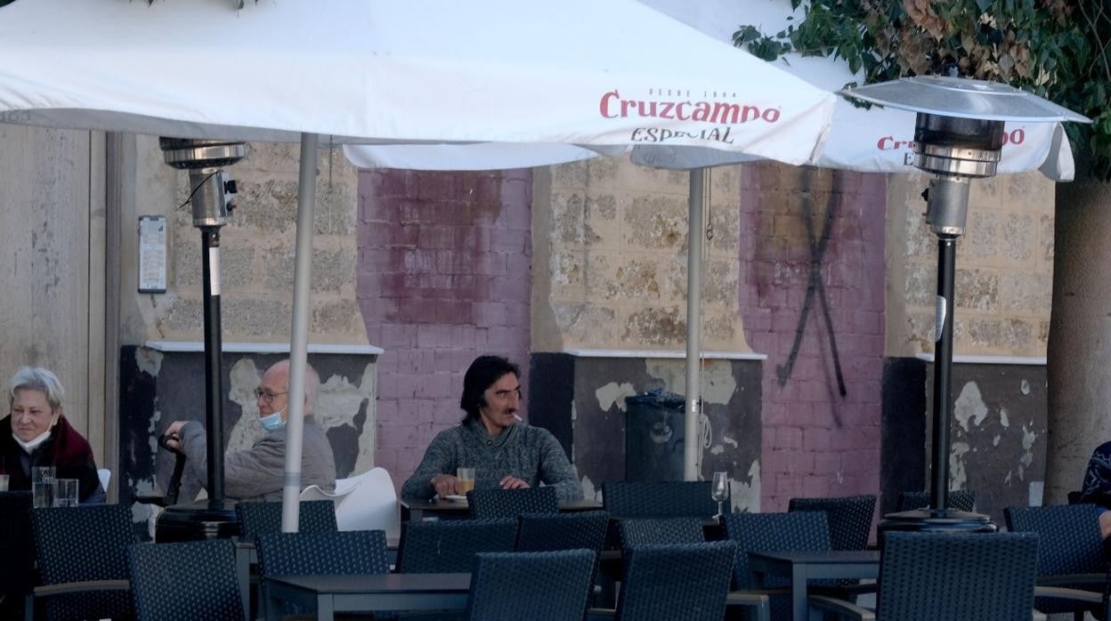 Terraza de una cafetería en la plaza de San Juan de Dios, a pocos metros del Ayuntamiento.