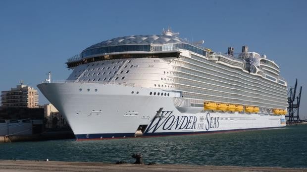 El crucero más grande del mundo ya luce en el muelle de Cádiz