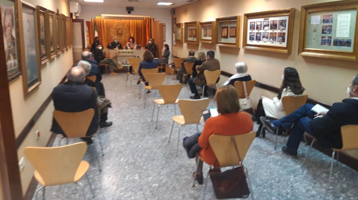 Un momento de la conferencia en el Ateneo