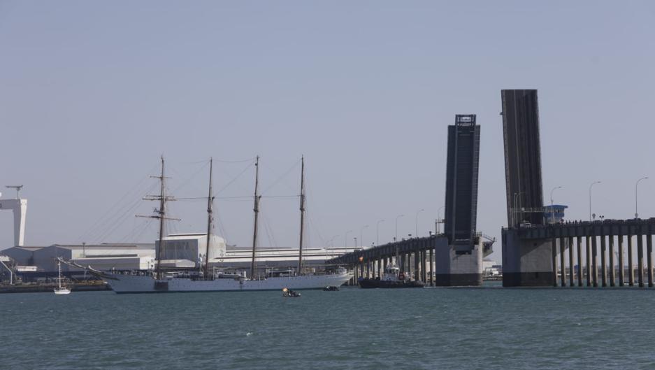 El puente Carranza se abre para que el Juan Sebastián de Elcano llegue a Cádiz