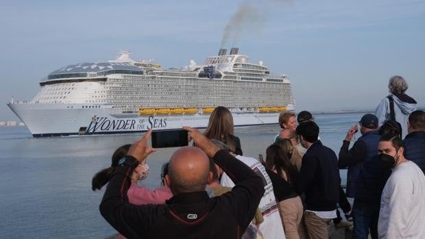 Vídeo: Cádiz despide al 'Wonder of the Seas', el crucero más grande del mundo