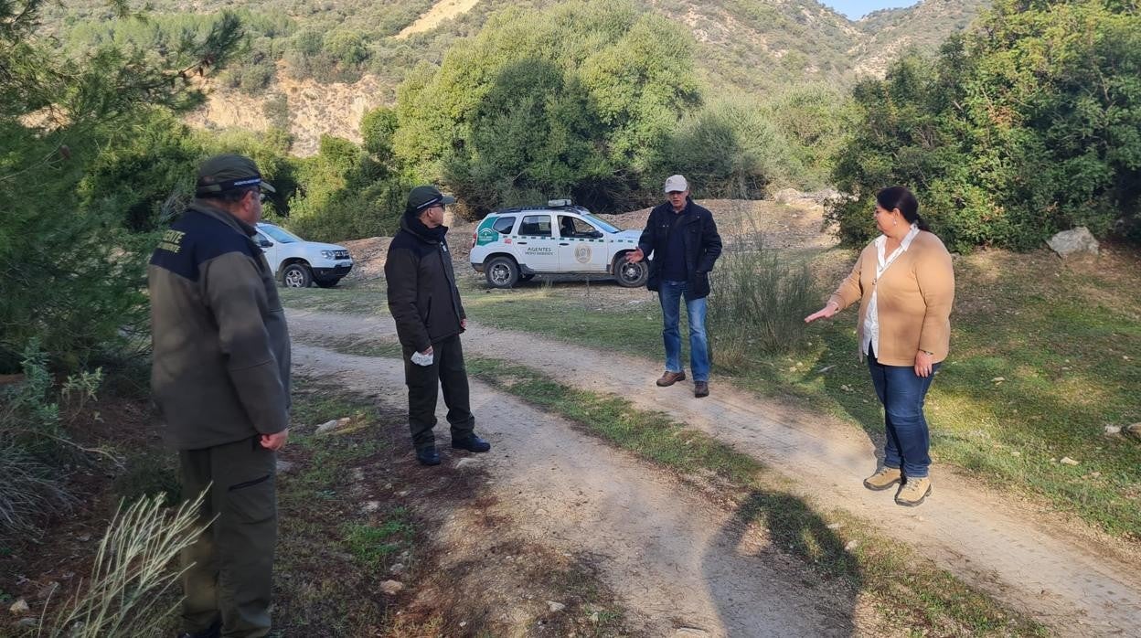 La delegada territorial de Desarrollo Sostenible en Coripe durante el replanteo de las primeras actuaciones