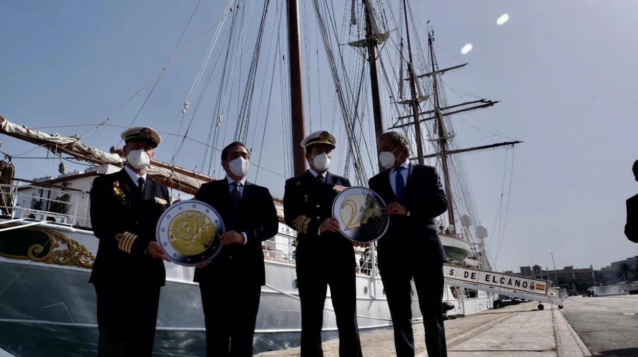De izquierda a derecha: el comandante del Elcano, el ministro de Asuntos Exteriores, el Almirante Jefe de Estado Mayor de la Armada y el director comercial de la Fabrica Nacional de Moneda y Timbre.