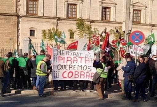 Concentración de los empleados a las puertas del Parlamento andaluz, la semana pasada.