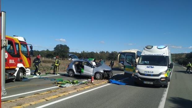 Fallecen dos personas en una colisión entre un turismo y un autobús en Sanlúcar la Mayor, la quinta víctima mortal en tres días