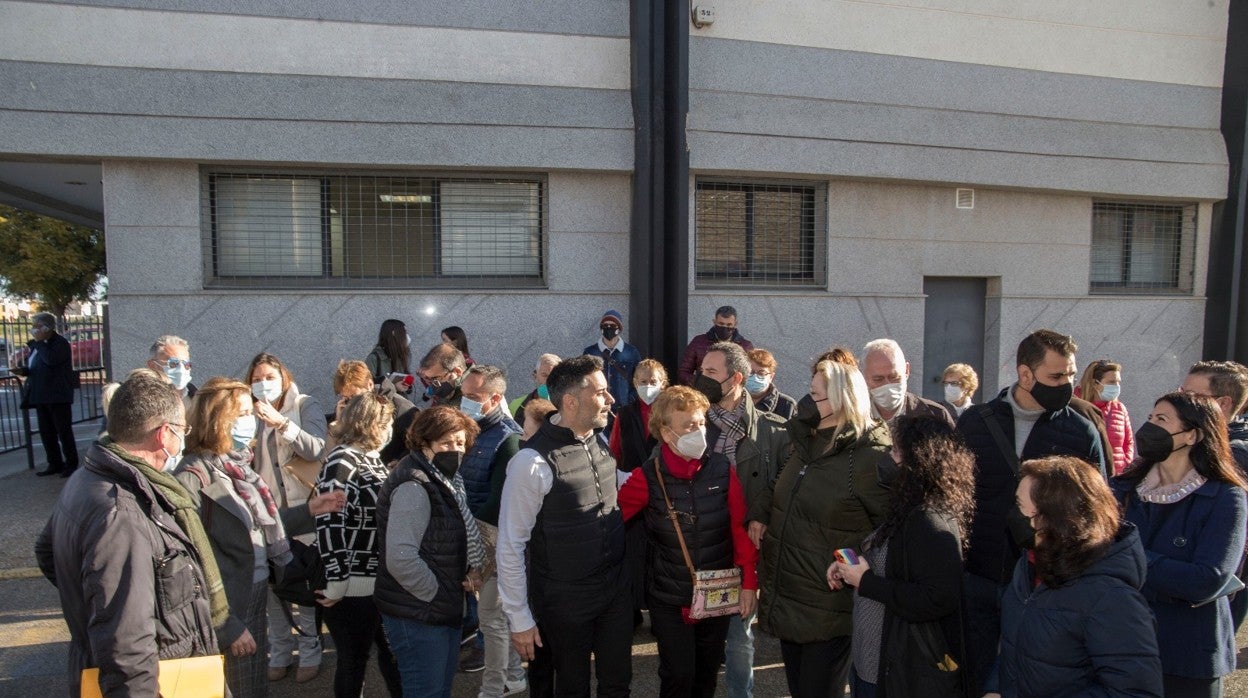 Vecinos de Coria afectados por los malos olores se han concentrado este lunes en el juzgado