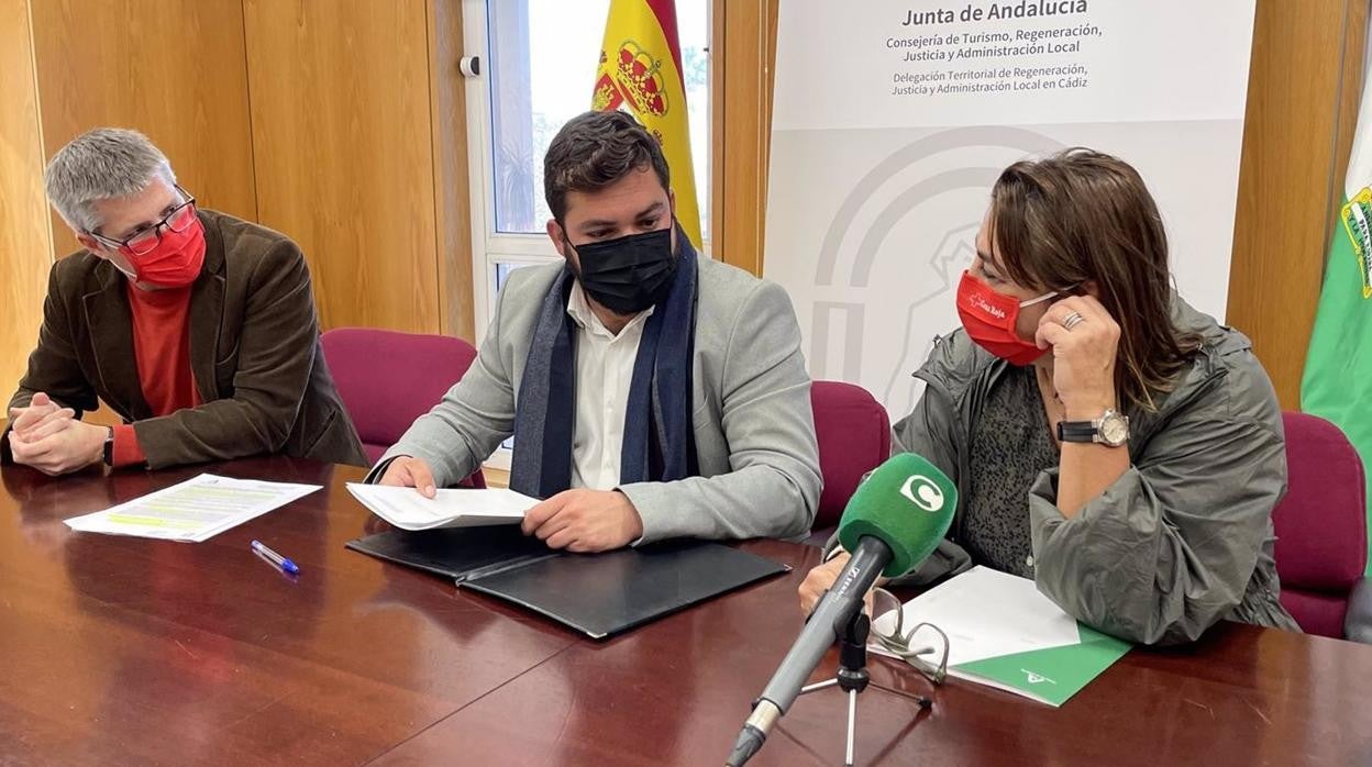 La Junta firma en Cádiz un convenio con Cruz Roja para que los menores infractores realicen tareas socioeducativas