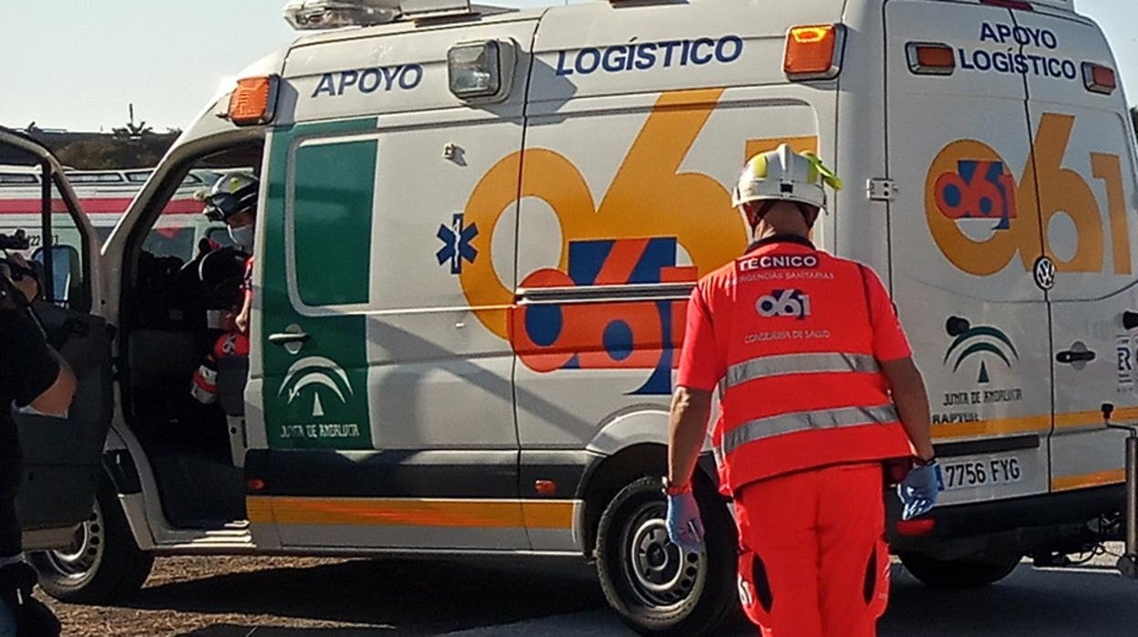 Sanitario durante una intervención de los servicios de emergencias del Servicio Andaluz de Salud.