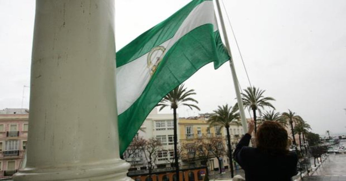 Izado de la bandera andaluza en el balcón del Ayuntamiento de Cádiz