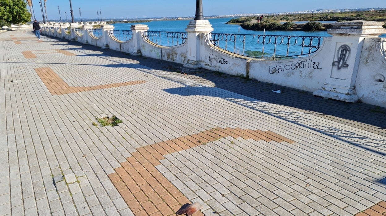 El paseo marítimo de La Magdalena continúa degradándose