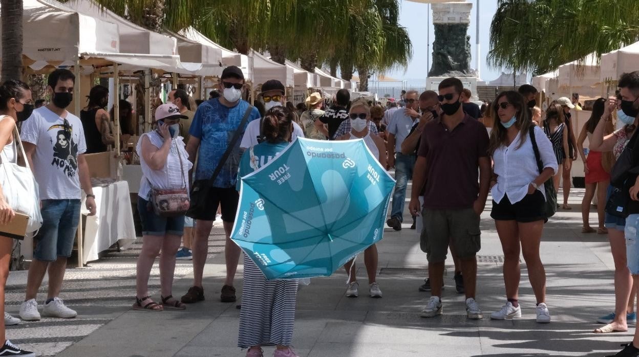 Los guías turísticos oficiales denuncian el «descontrol» de los Free Tours en Cádiz