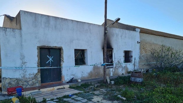 Hallados los cadáveres de una madre y su hijo tras un incendio en una casa propiedad de 'Riverita' en Barbate