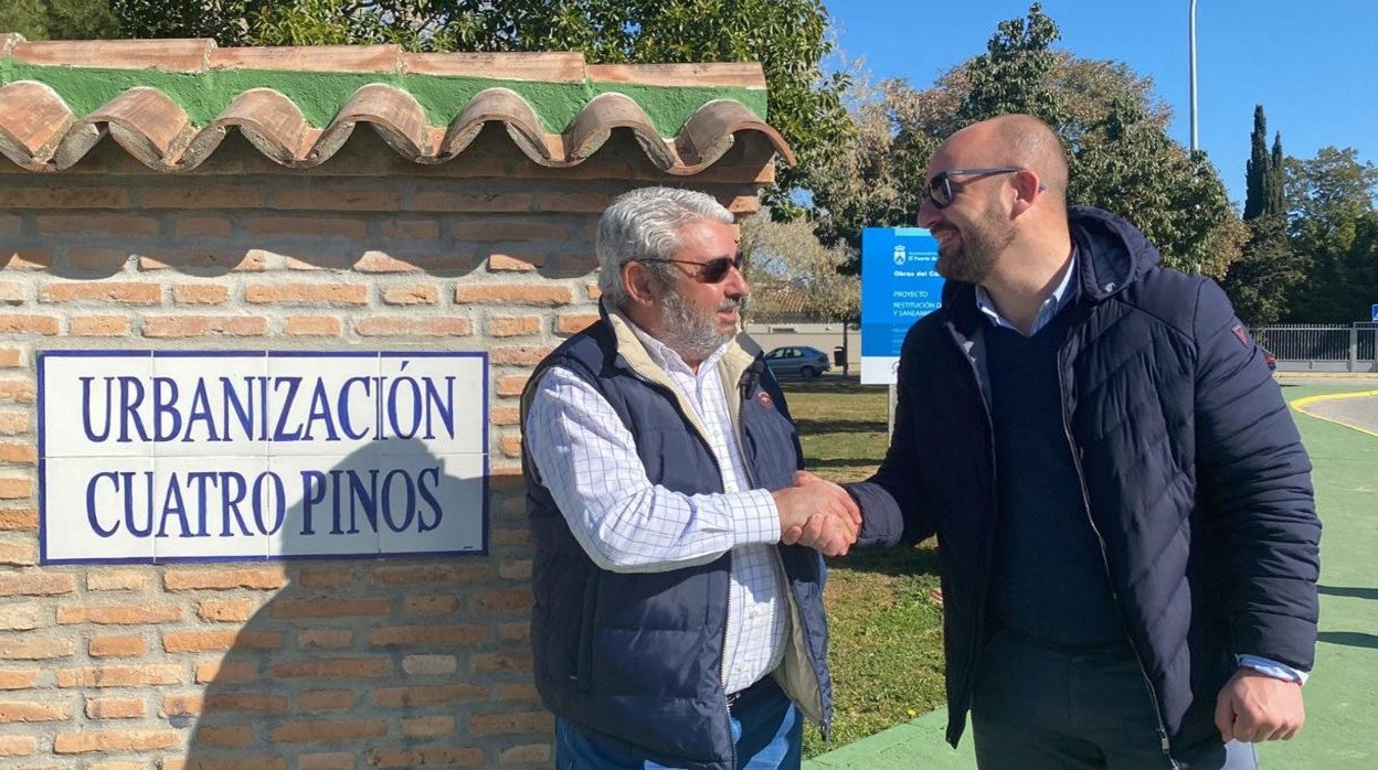 El alcalde, Germán Beardo, con el presidente de la Asociación de Vecinos Cuatro Pinos.