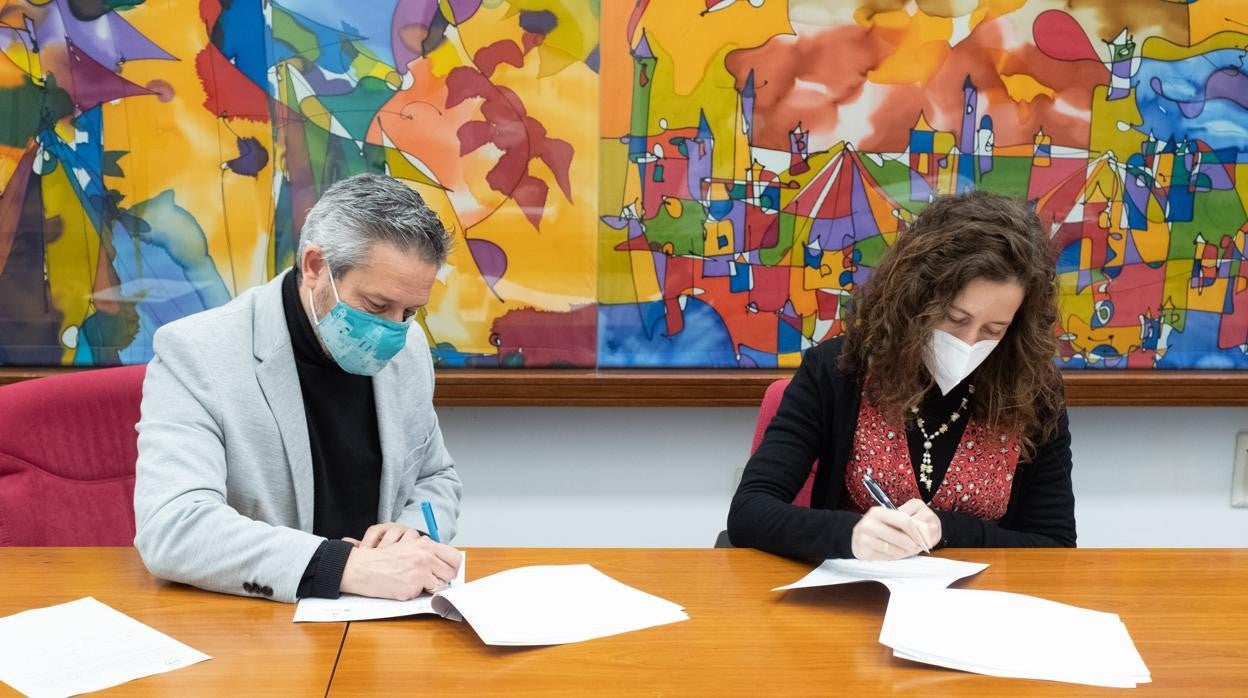 El concejal de Fomento y Empleo y vicepresidente del IFEF, Carlos Paradas, y la directora general de Vico Black 98, Raquel Chabrera Rubio, rubricando el convenio.