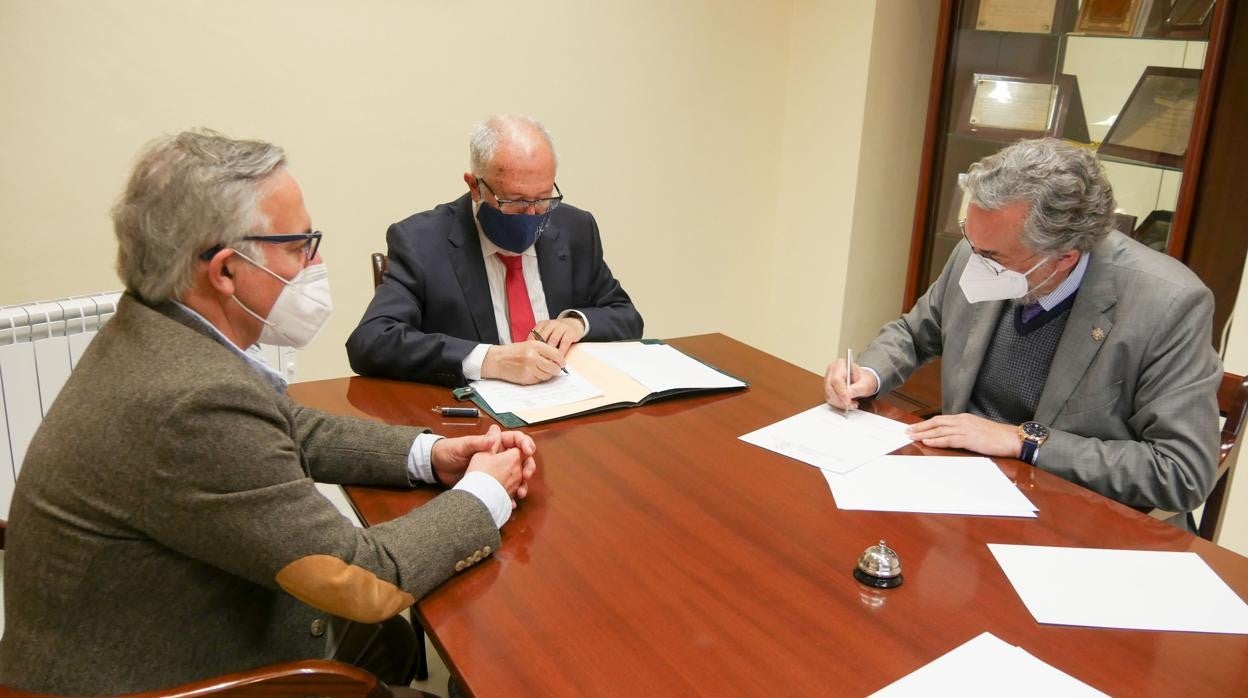 Firma del acuerto por parte del presidente del COMCADIZ, Juan Antonio Repetto, y del presidente del Ateneo, José Almenara, con la asistencia del vicesecretario del COMCADIZ y secretario general del Ateneo, Antonio Ares.