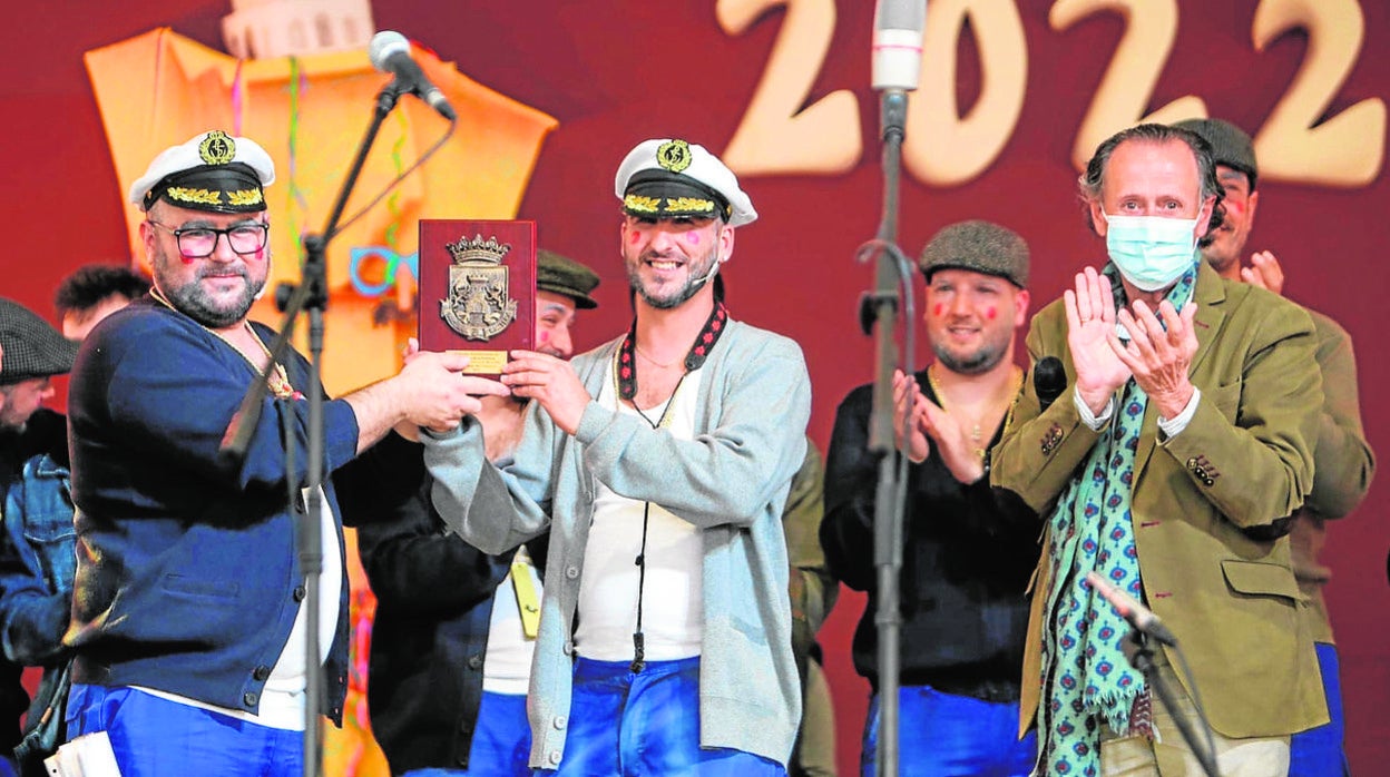 Manolo Moreno recibió la Insignia de Oro del Carnaval de Chiclana.