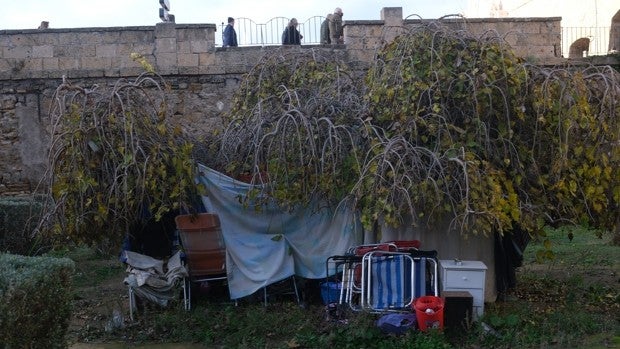 Incendio en el asentamiento de personas sin hogar del foso de Puerta Tierra