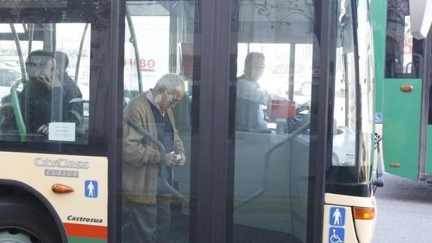 La línea 2 de autobús de Cádiz retomará los dos sentidos por la ronda del casco histórico en días