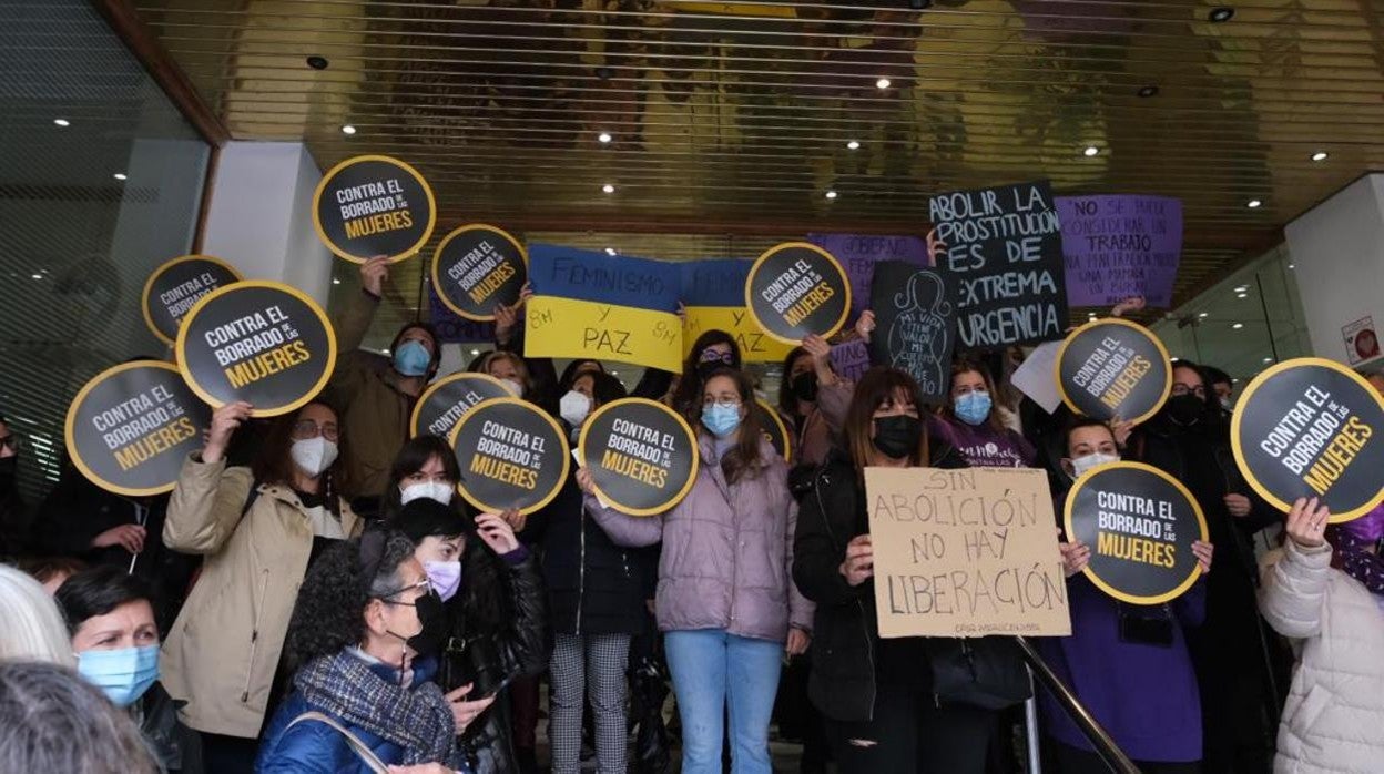 Las asociaciones de mujeres han celebrado una concentración, donde han dado lectura a un manifiesto.