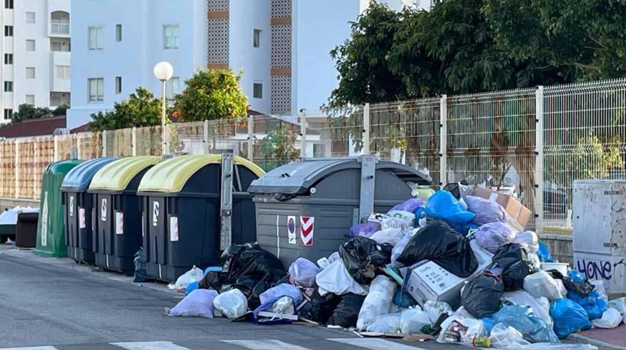 Basura acumulada en Valdelagrana.