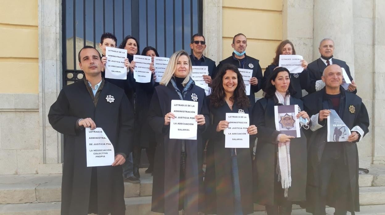 Concentración de los letrados a la puerta de la Audiencia de Cádiz.