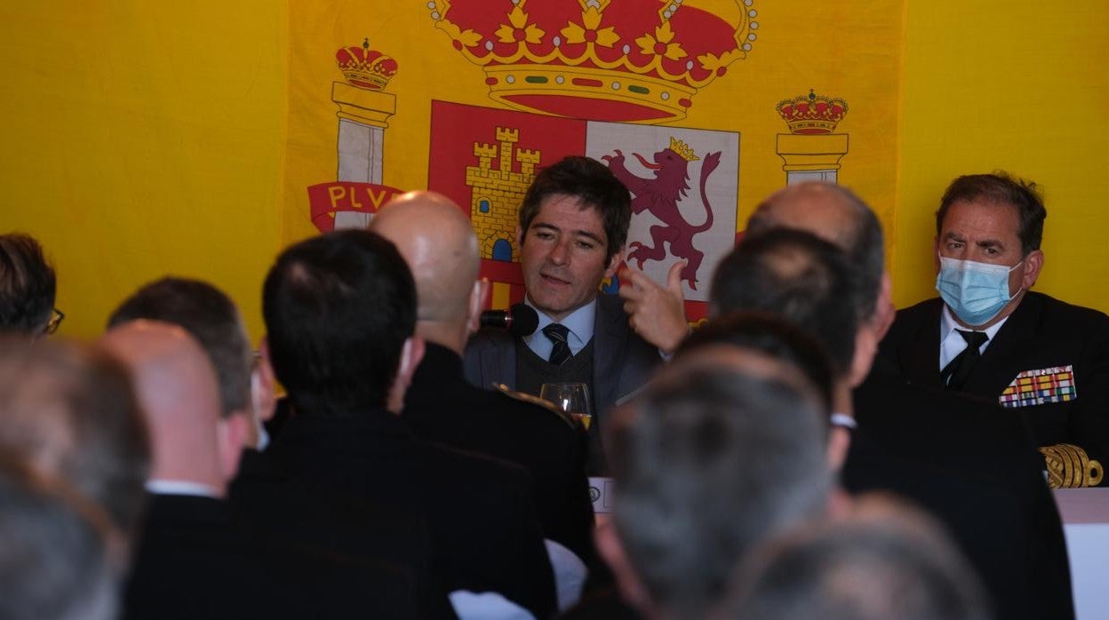 El autor del libro, Francisco Reyero (izquierda), junto al Almirante de la Flota.