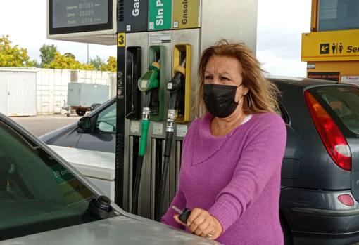 «Antes llenaba el tanque del coche con 45 euros y ahora, ni con 60 euros»