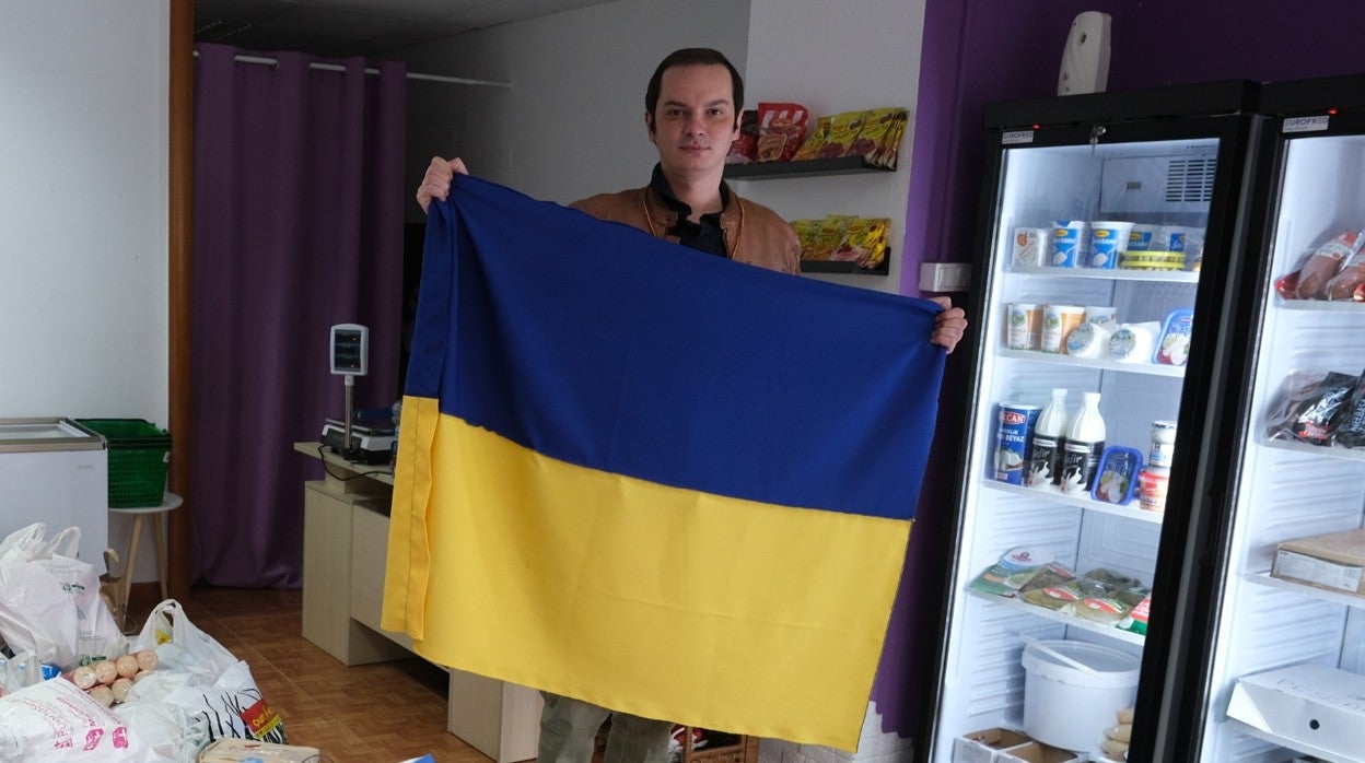 Ruslan Grytsyshyn, vecino de El Puerto, posa con la bandera de Ucrania