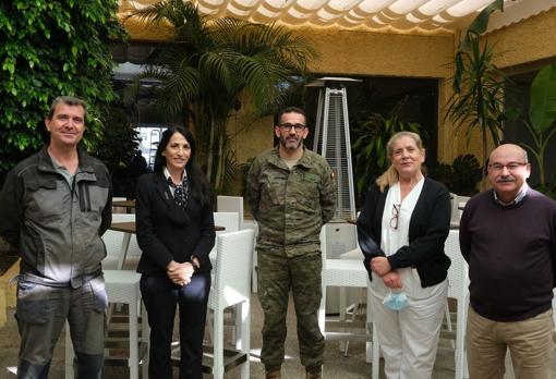 De izquierda a derecha: Marcos, Quini, Francisco, Meme y Alberto, trabajadores de la residencia militar.