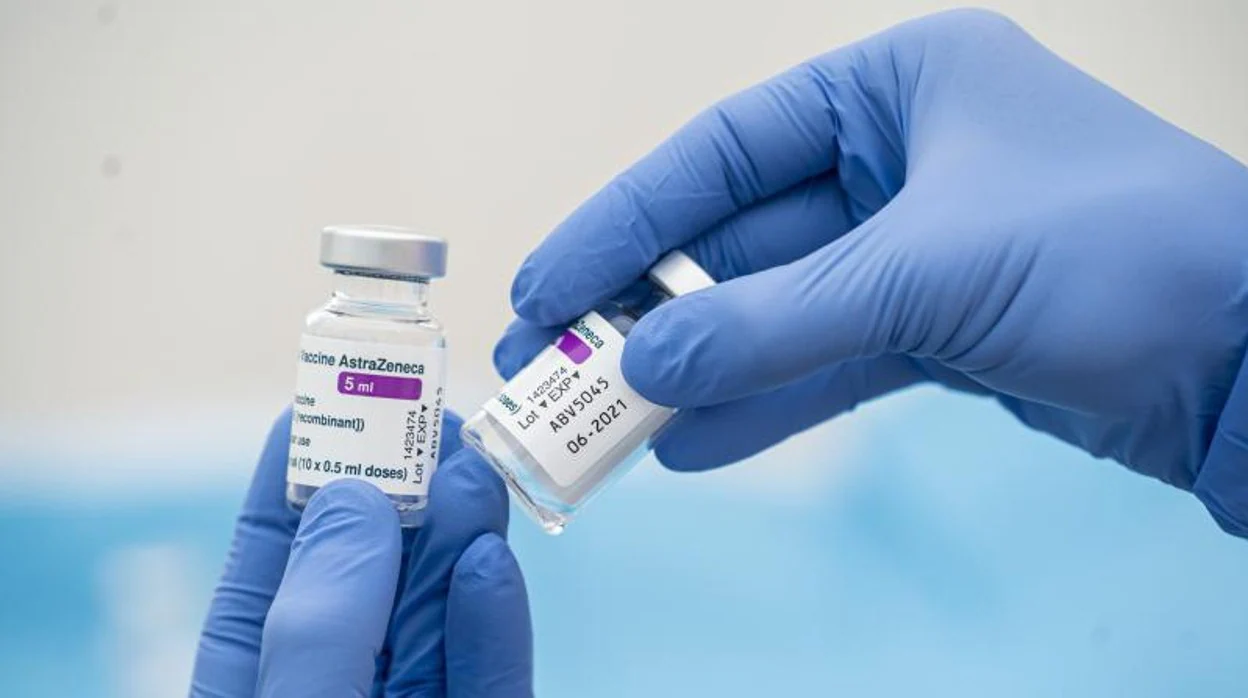 Un sanitario sostiene dos virales de la vacuna AstraZeneca contra el Covid