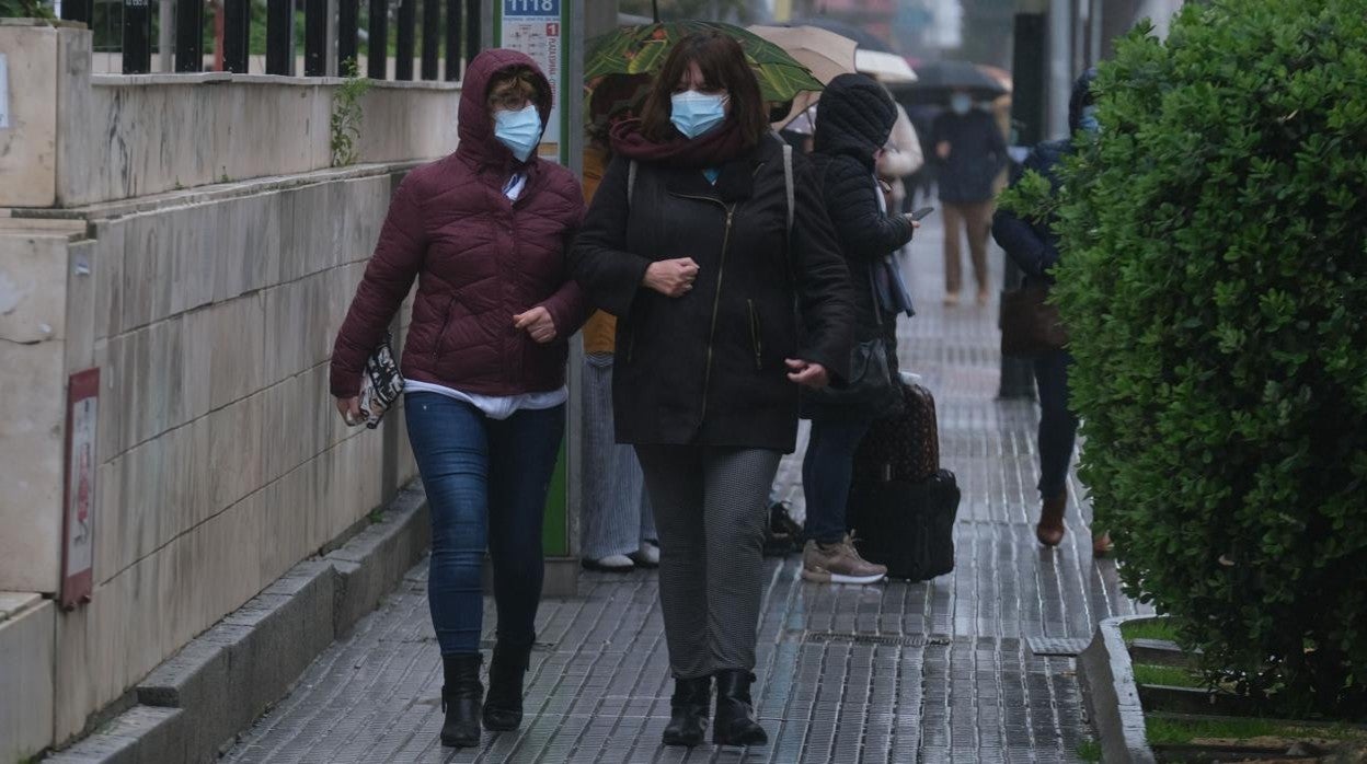 Dos gaditanas pasan cerca de Hospital Puerta del Mar.