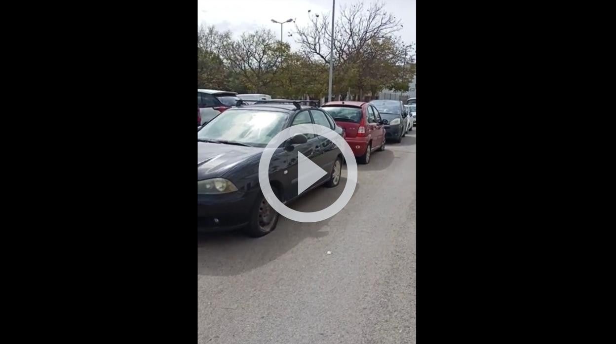 Pinchan las ruedas de una fila de coches en Chiclana