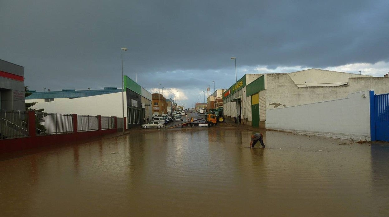 Inundaciones recientes de las calles de un polígono industrial de Estepa