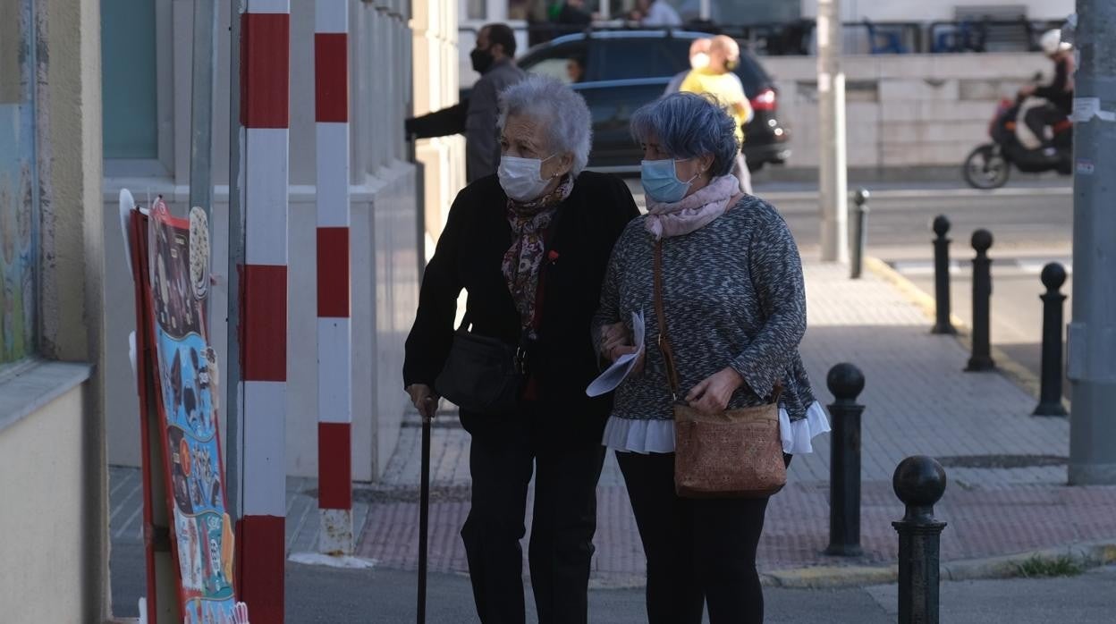 Dos mujeres paseando por Cádiz.