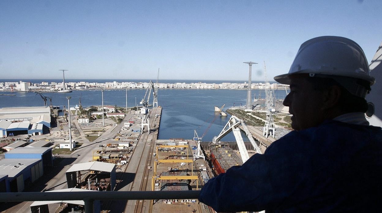 Vista parcial del dique del astillero de Puerto Real