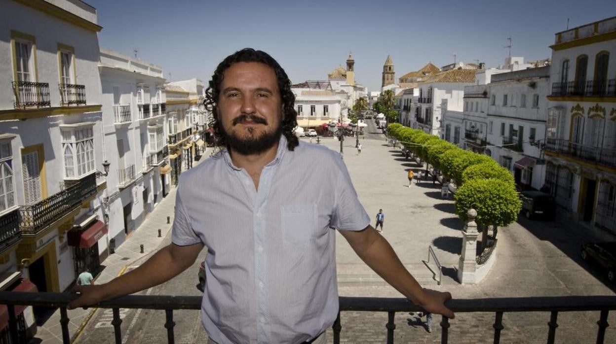 Fernando Macías, en una imagen de archivo desde el balcón del Ayuntamiento de Medina Sidonia.