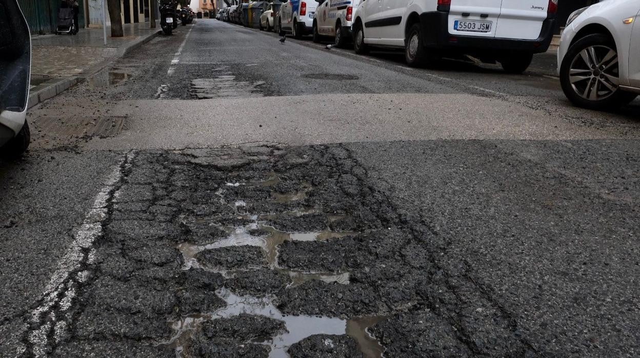 Tramo de la calle Acacias, una de las muchas vías que presenta un grave deterioro en el firme.