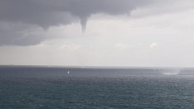 Vídeo: Tremendo susto para un velero en Cádiz rodeado por un tornado marino