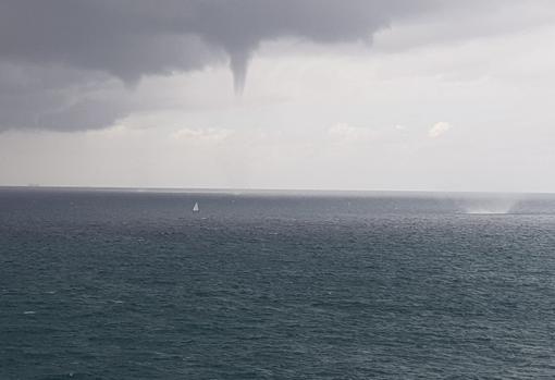 El velero rodeado de la manga marina en el Estrecho