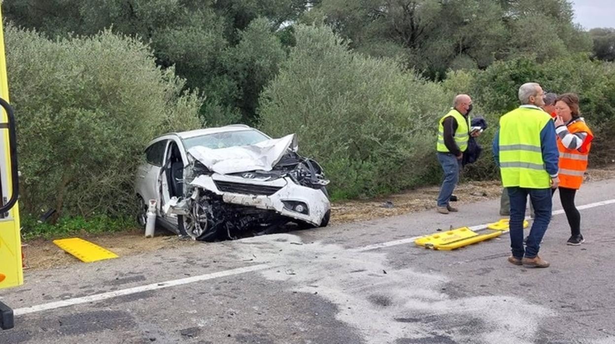 Los dos ocupantes han quedado atrapados en el coche que ha caído a la cuneta