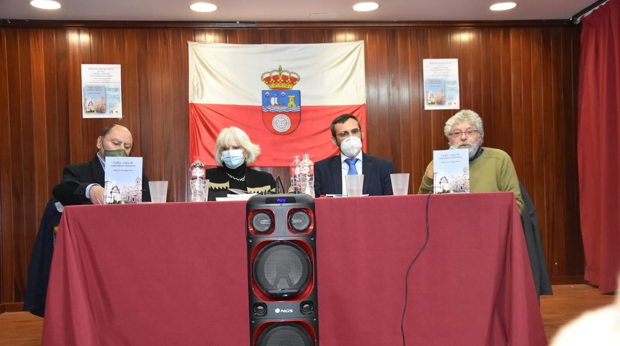 Presentación del libro en el Centro Cántabro de Cádiz. :: l.v.