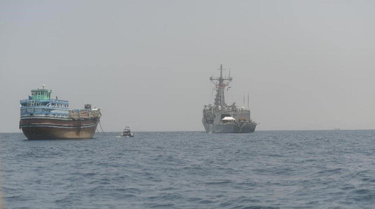 La fragata 'Canarias' largando remolque del 'Hussam 3'.